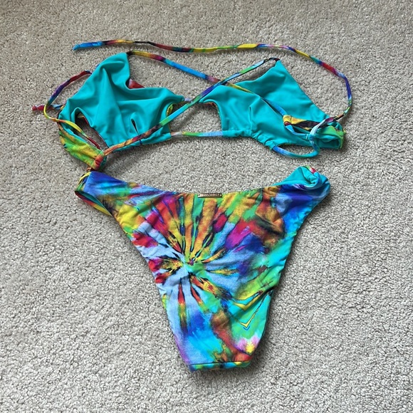 Bikini - Picture 3 of 5